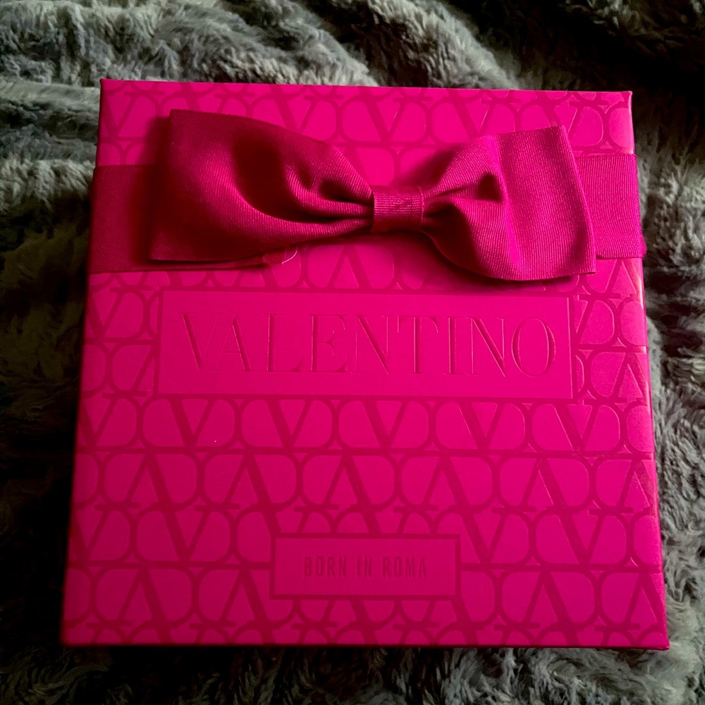 Valentino Pink Gift Box with Bow - Picture 1 of 2